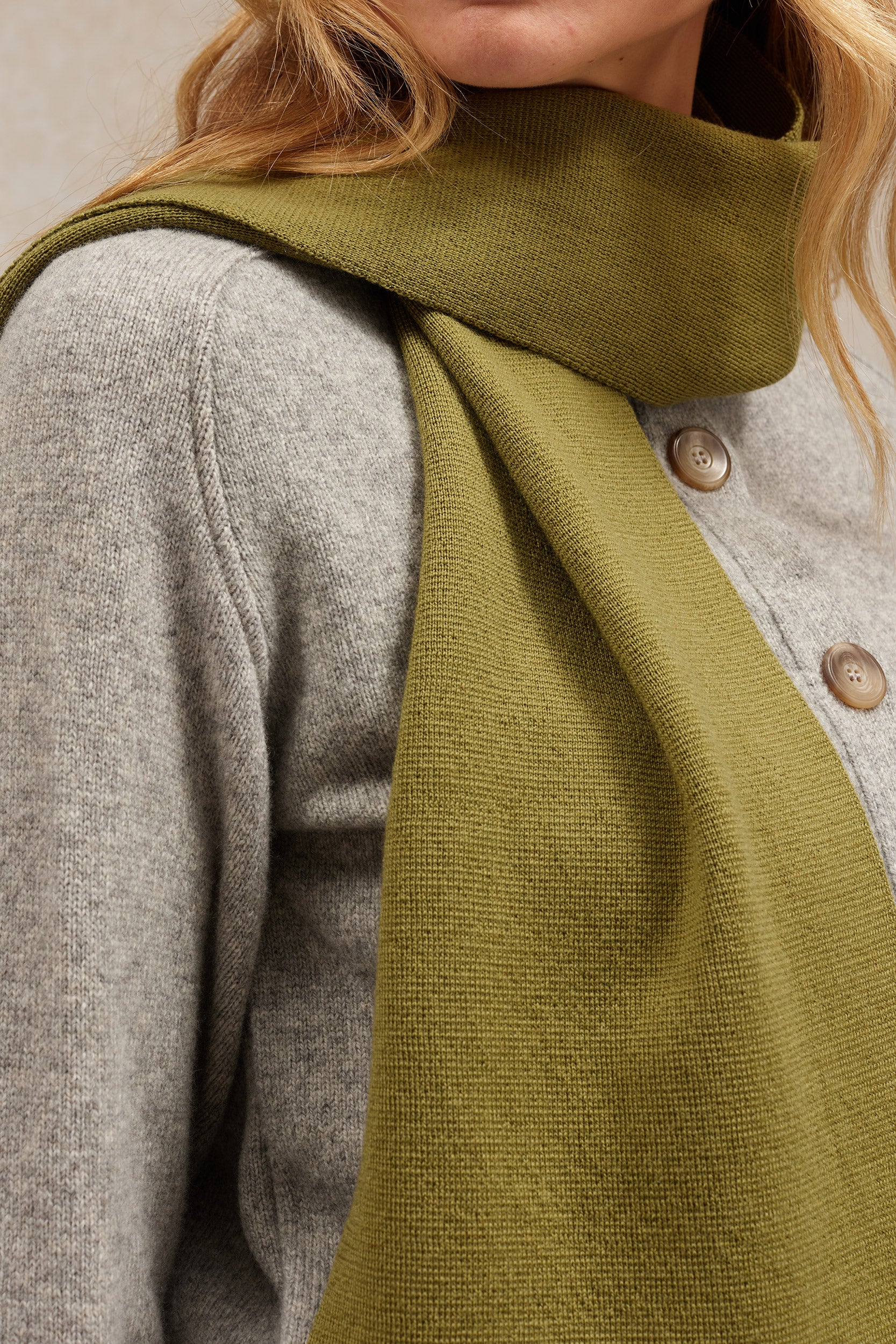 Écharpe fine mixte olive acide en maille Milano - Image 3