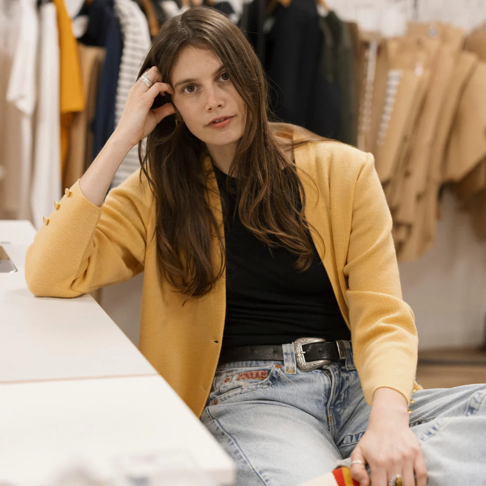 Cardigan jaune à boutons dorés en laine vierge pour femme - Seconde main