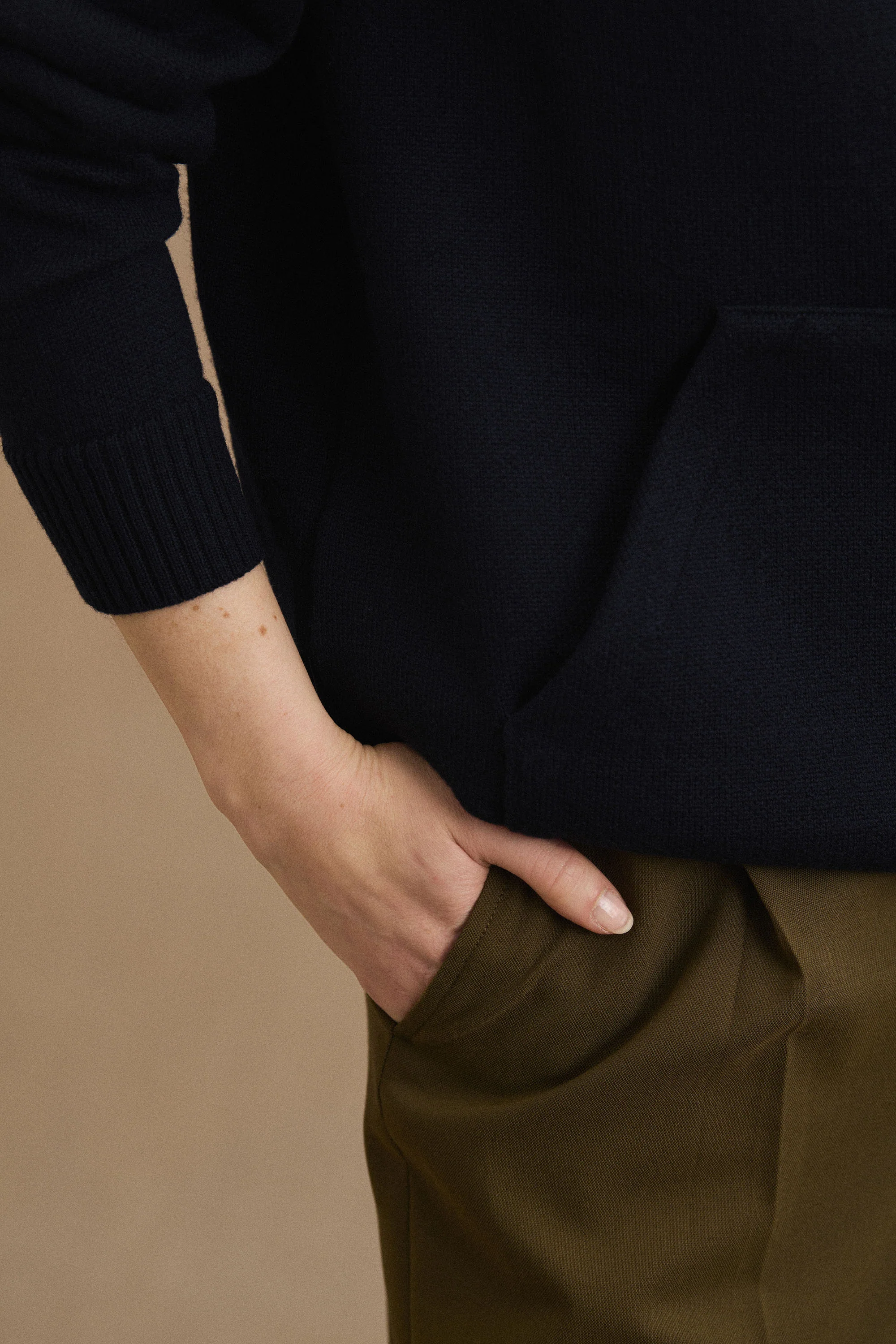 Hoodie bleu marine en laine mérinos pour femme - Image 3