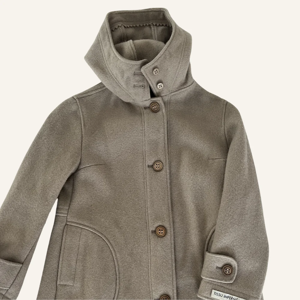 Manteau gris à capuche pour enfant - Seconde main - Image 3