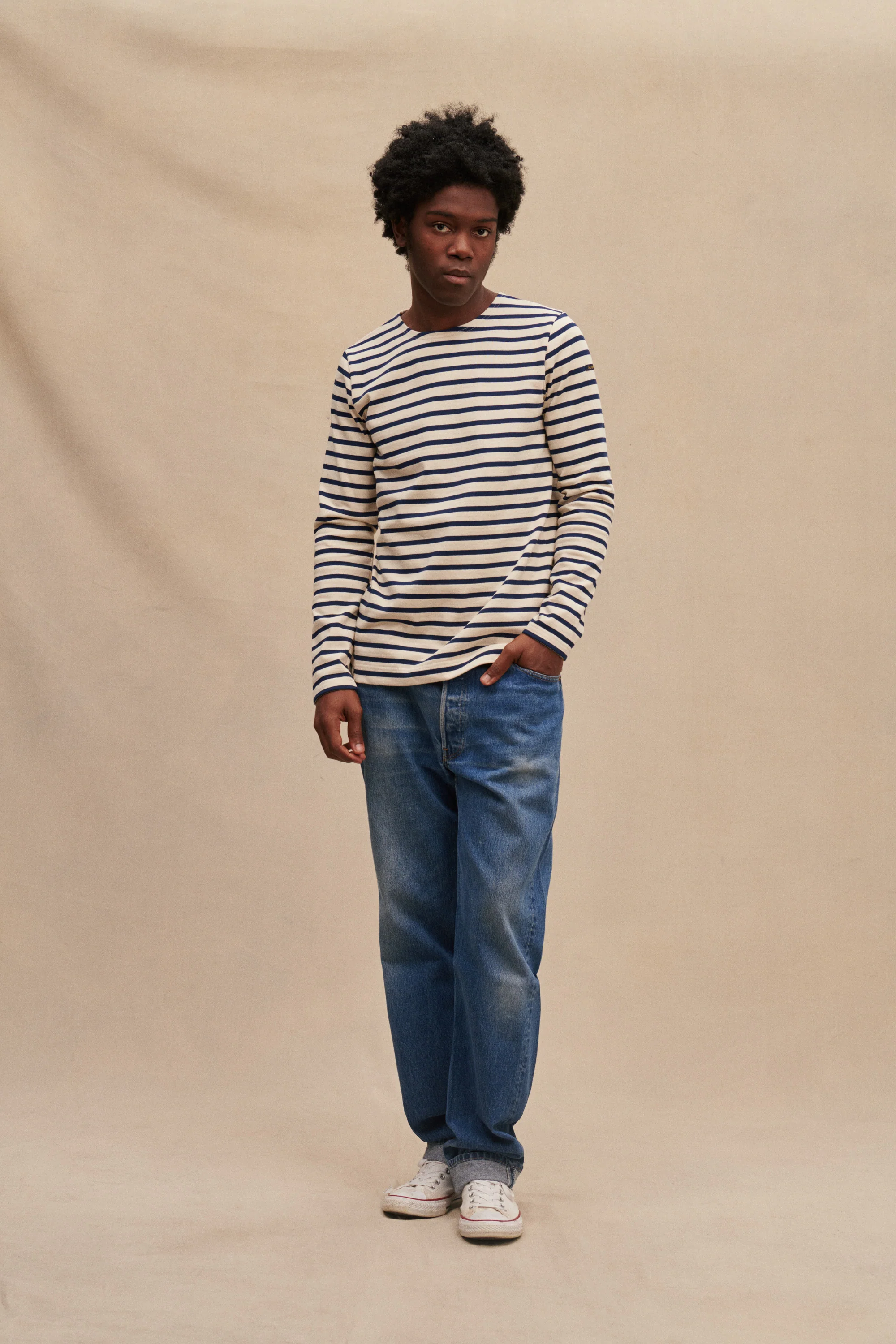Marinière en coton épais écru et bleu marine pour homme - Image 3