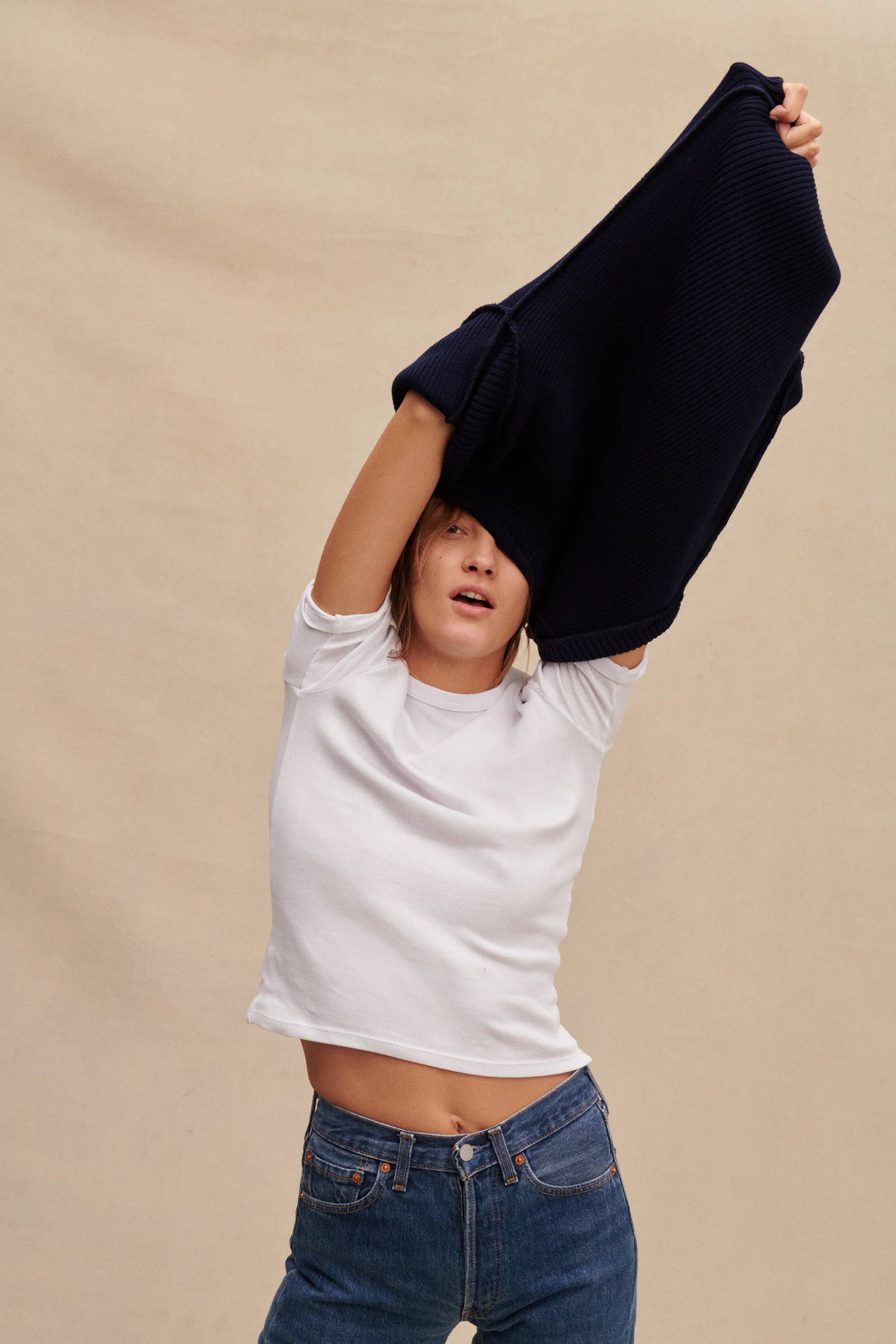 Pull bleu marine d'inspiration militaire pour femme - Image 3