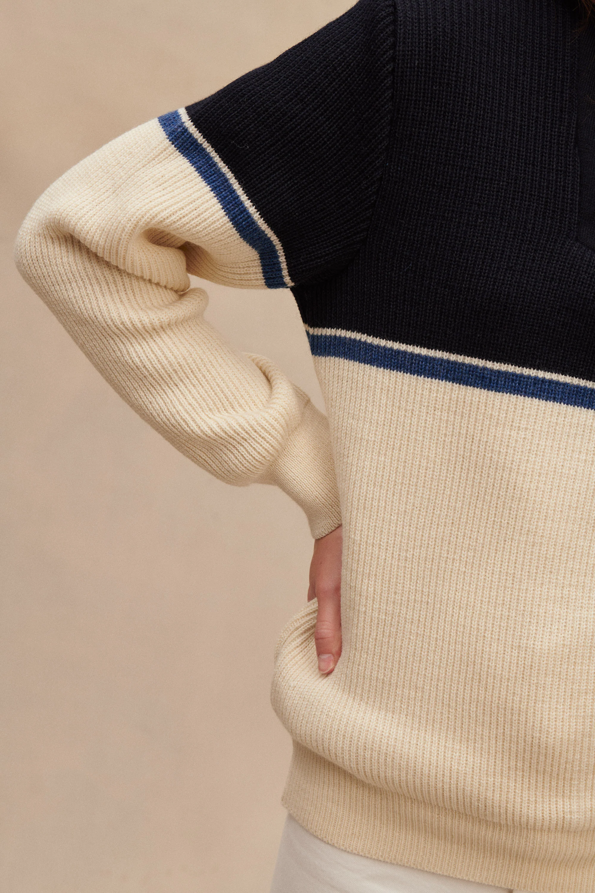 Pull camionneur écru et bleu marine pour femme - Image 2
