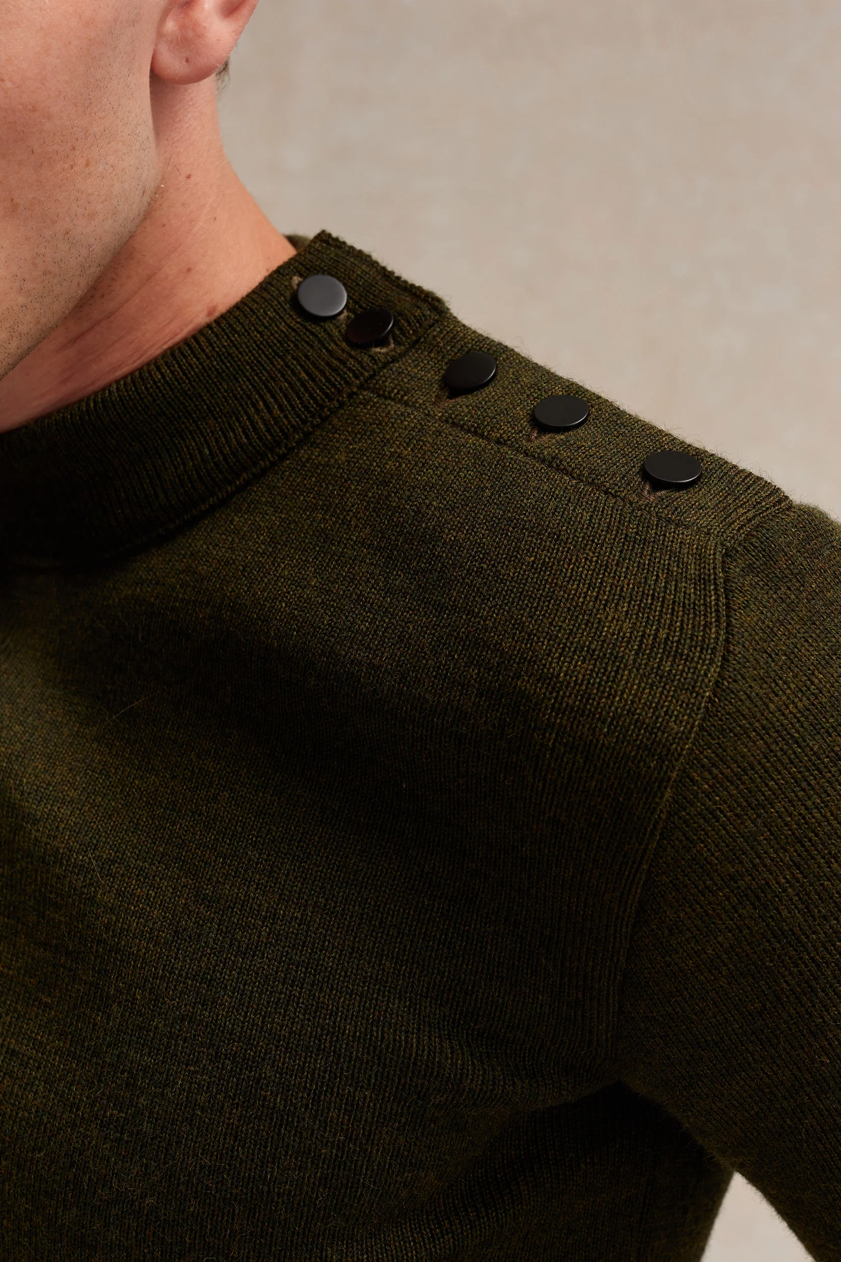 Pull marin olive pour homme - Image 2